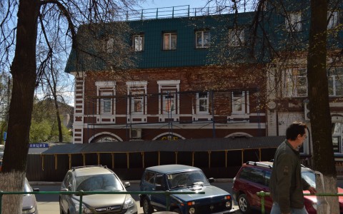 140-летнее здание в центре Кирова рушится: реставрацию не могут начать из-за собственников