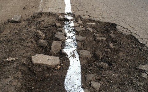 В Кировской области разметку наносят на ямы и бездорожье