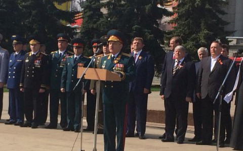 День Победы в Кирове: на Театральной площади первые лица города поздравили ветеранов с праздником