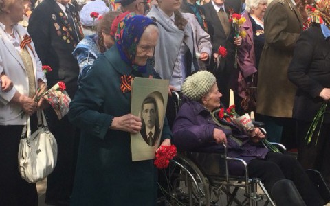 День Победы в Кирове: тысячи кировчан прошли в колонне «Бессмертного полка»