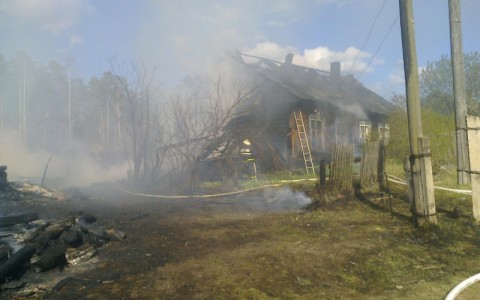 В Кировской области вспыхнул частный дом: одна квартира сгорела полностью