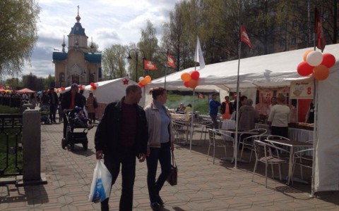 День Победы в Кирове: на Набережной Грина кировчане пробуют блюда из меню 1945 года