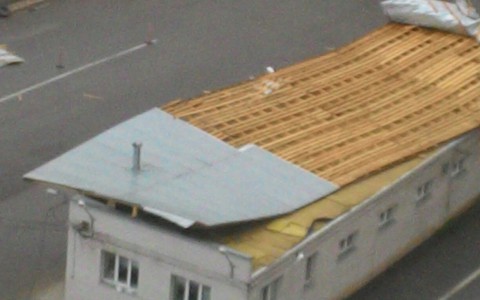 Сильный ветер в Кирове снес крышу автодрома ГИБДД