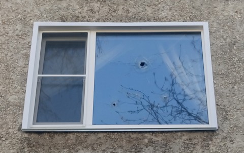 В центре Кирова неизвестные обстреляли окна квартиры руководителя предприятия