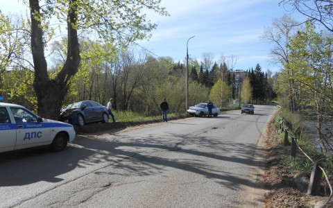 ДТП в Чистых прудах: при обгоне одна машина угодила в столб, а вторая - в дерево