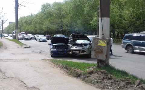 На улице Производственной столкнулись Nissan и Ford: на месте ДТП образовался затор