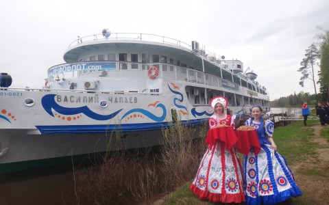Фото: в Кирове туристов теплохода «Василий Чапаев» встретили хлебом-солью