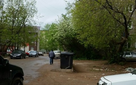 В Кирове у автовокзала девушек пугает эксгибиционист