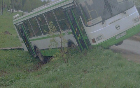 В Кирово-Чепецком районе рейсовый автобус с пассажирами вылетел с дороги