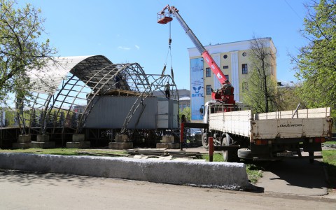Видео: на Театральной площади начали демонтировать сцену