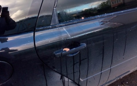 В Лянгасово неизвестные закидали яйцами припаркованную «Ладу Приору»