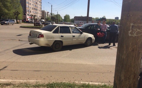 ДТП в Кирове: в покореженном авто находилась женщина с грудным ребенком