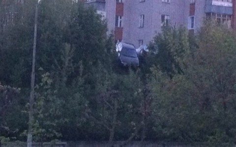 В Кирово-Чепецке машина скатилась с обрыва и повисла на деревьях