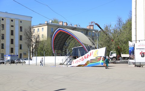 Демонтированную сцену на Театральной площади перенесут в парк Победы