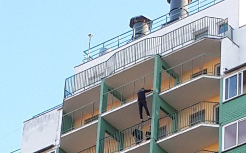 В Чистых прудах ребенок по балкону спустился с 16 этажа