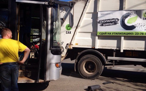 В Кирове столкнулись мусоровоз и пассажирский автобус