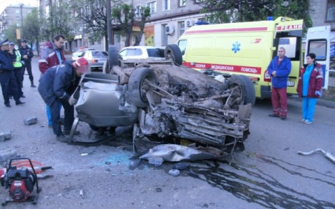 В центре Кирова перевернулась «десятка»: пострадавших вырезали из искореженного авто