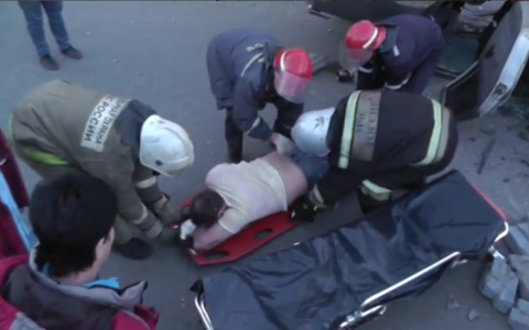 Появилось видео с места ДТП на Октябрьском проспекте: машина врезалась в бордюр и перевернулась