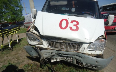 В Кирове столкнулись "скорая" и легковушка: пострадали два человека