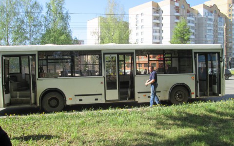 В кировском автобусе во время движения отвалились двери