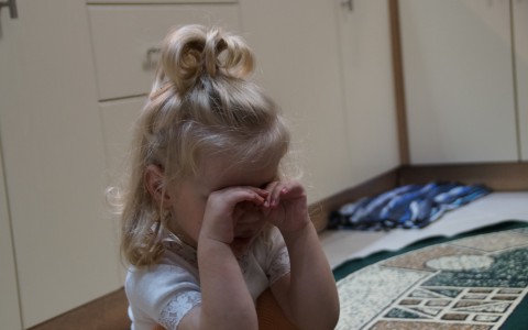 В Кировской области женщина не кормила 6-летнюю дочь: ребенок от голода ел кошачий корм