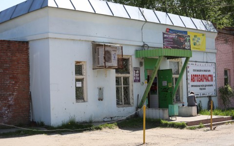 В Чепецке у магазина появилась парковка для секс-меньшинств