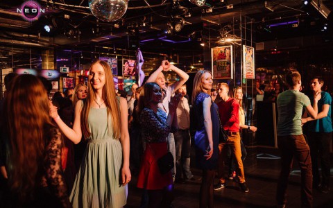 Сегодня: танцевально-акробатическое шоу «Достучаться до небес» в РЦ NEON