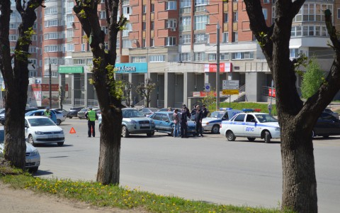 На Октябрьском проспекте столкнулись два авто: пострадал 4-летний ребенок