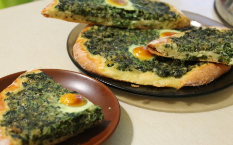 Необычная пицца: со шпинатом и перепелиными яйцами