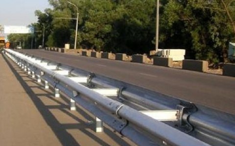 В Кирове на Южном обходе начали устанавливать ограждения