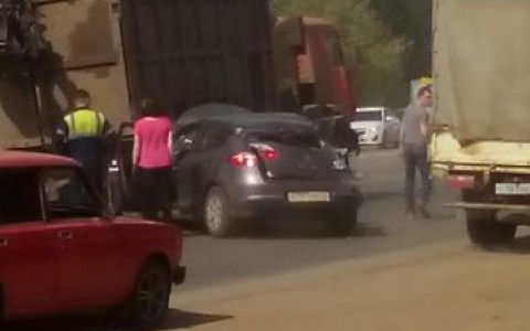 Под Кировом иномарка влетела в стоящий КамАЗ: из-за ДТП образовалась километровая пробка