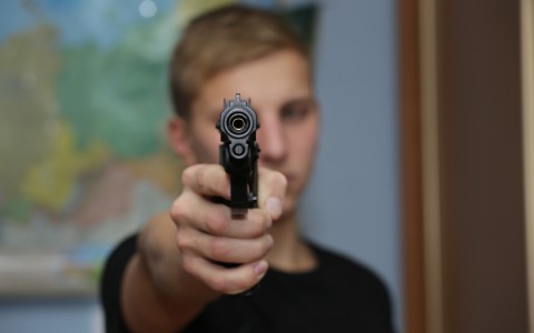 Кировчанку едва не обстреляли хулиганы