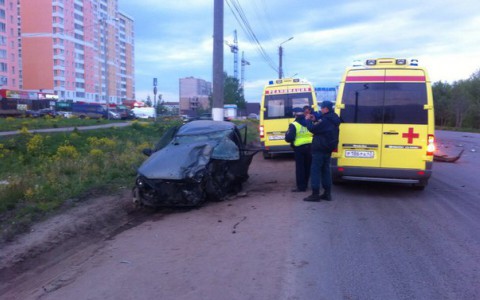 В Кирове столкнулись две легковушки: троих пострадавших срочно доставили в больницу