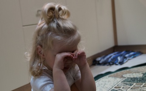 Кировская полиция проверяет семью, в которой глухонемой отец бросил своего ребенка головой об асфальт