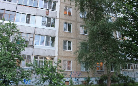 Кировчанин пытался выпрыгнуть из окна, когда к нему пришли приставы