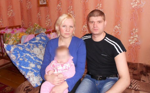 Мать ребенка, кинутого отцом на асфальт, умоляет не лишать ее родительских прав