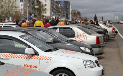 Разборка 30 таксистов на «Дружбе»: пострадали 4 пассажира