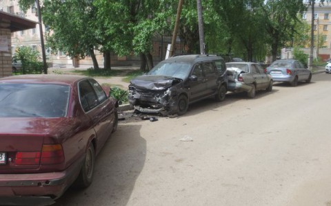 В районе «Лепсе» водитель BMW устроил массовое ДТП