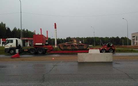 По улицам Кирова провезли танк