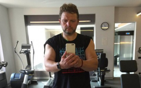 Никита Белых во время утренней зарядки разодрал ногу