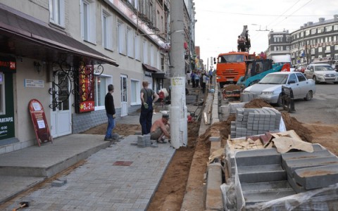 Тротуары на улице Ленина начали выкладывать плиткой
