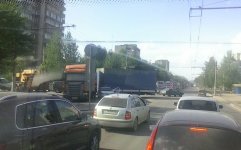 На улице Производственной фура замяла машину ППС: образовалась огромная пробка