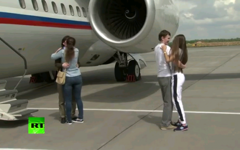 Видео: кировского сержанта Александрова и капитана Ерофеева встретили в московском аэропорту