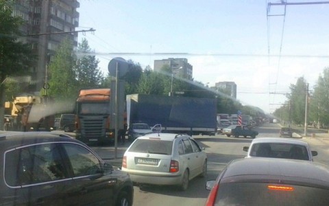 Видео: на Производственной фура столкнулась с автомобилем ППС