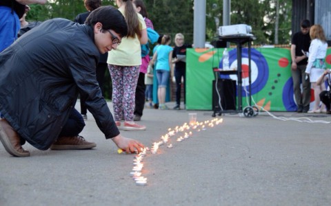 В Александровском саду кировчане зажгли свечи в память о пропавших детях