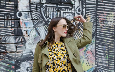 Мода улиц: банковский работник в легкой куртке и яркой блузке