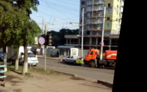 На Октябрьском проспекте поливальная машина «уценила» иномарку