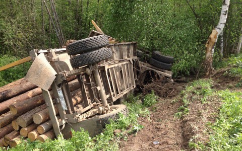В Кировской области груженый «КАМАЗ» вылетел в кювет и перевернулся: водитель погиб на месте