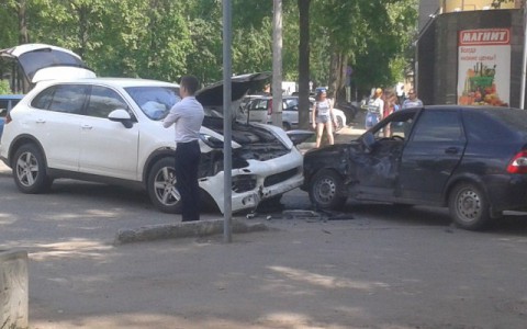 В Кирове «Приора» лоб в лоб столкнулась с Porsche Cayenne