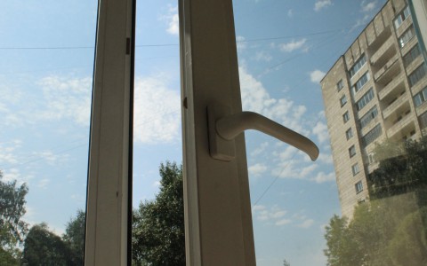 Беспечность может стать причиной трагедии: дети падают из открытых окон в Кирове